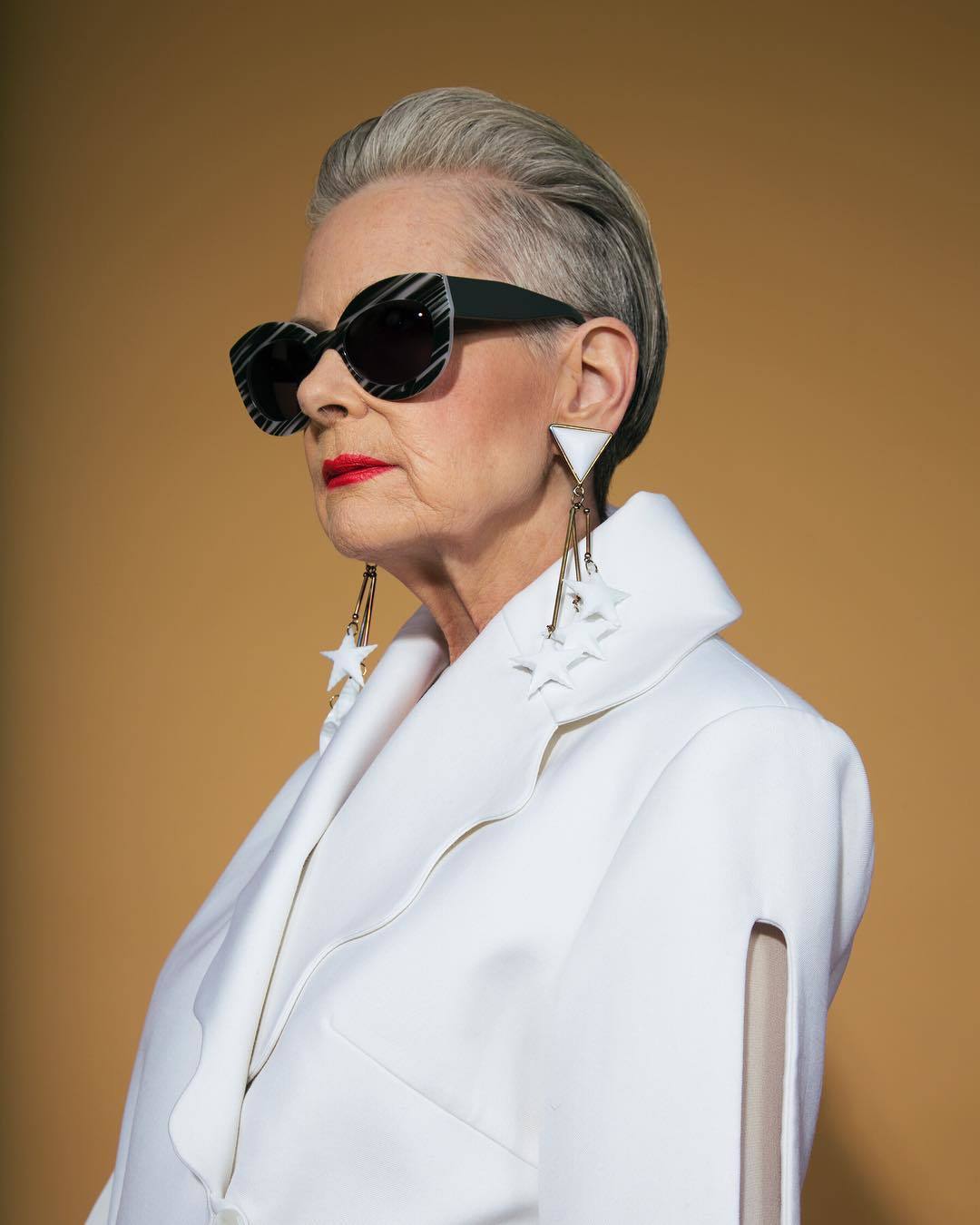 femme âgée avec une coiffure en arrière
