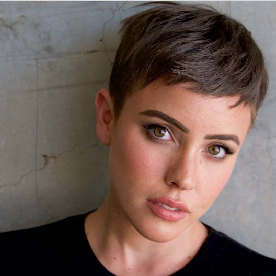 femme avec une coupe courte de lutin brun
