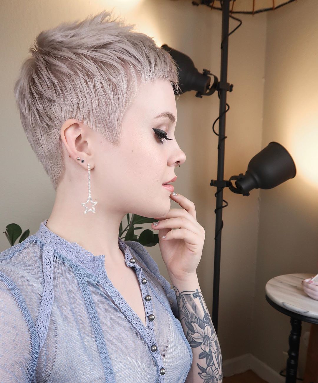 Femme aux cheveux blonds cendrés, coupe de lutin
