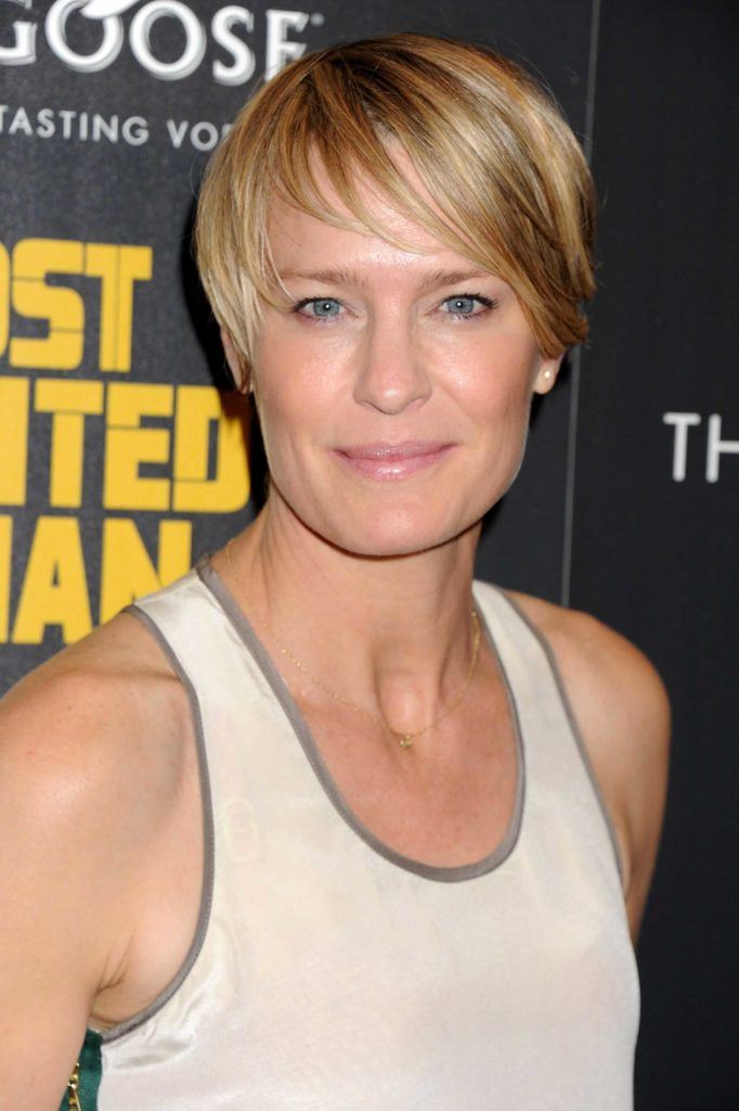 Robyn Wright avec une coupe de lutin blonde 