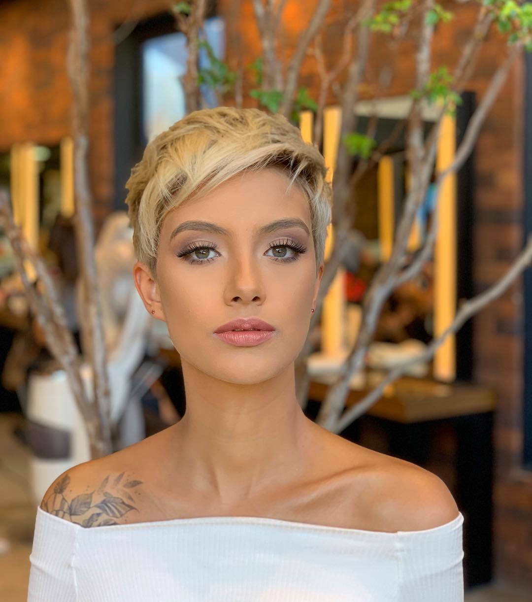 femme avec une courte coiffure blonde coupée en pixel
