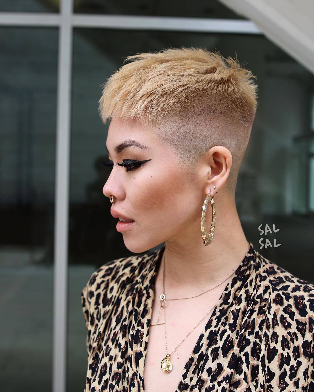 femme avec une coupe de lutin blond rasé