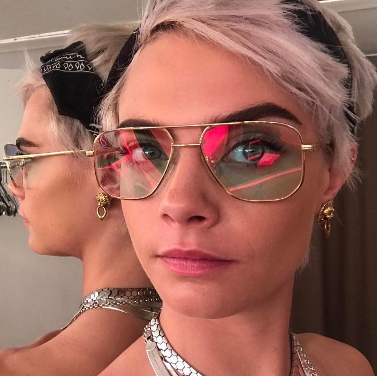 Cara Delevingne avec un petit lutin 