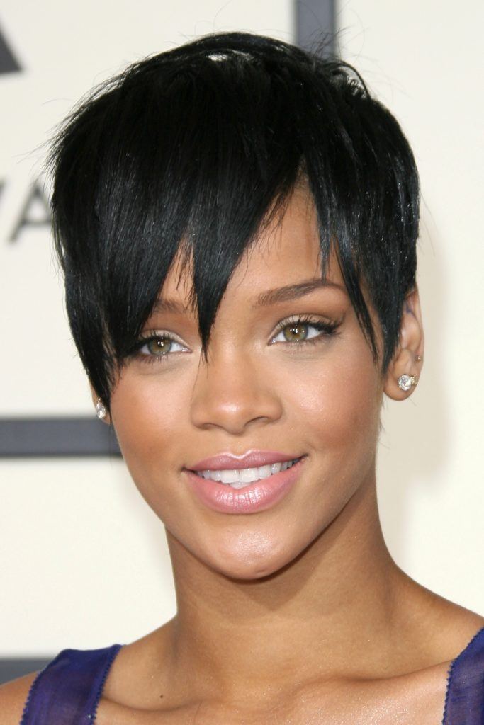 Rihanna avec une longue coupe droite de lutin 