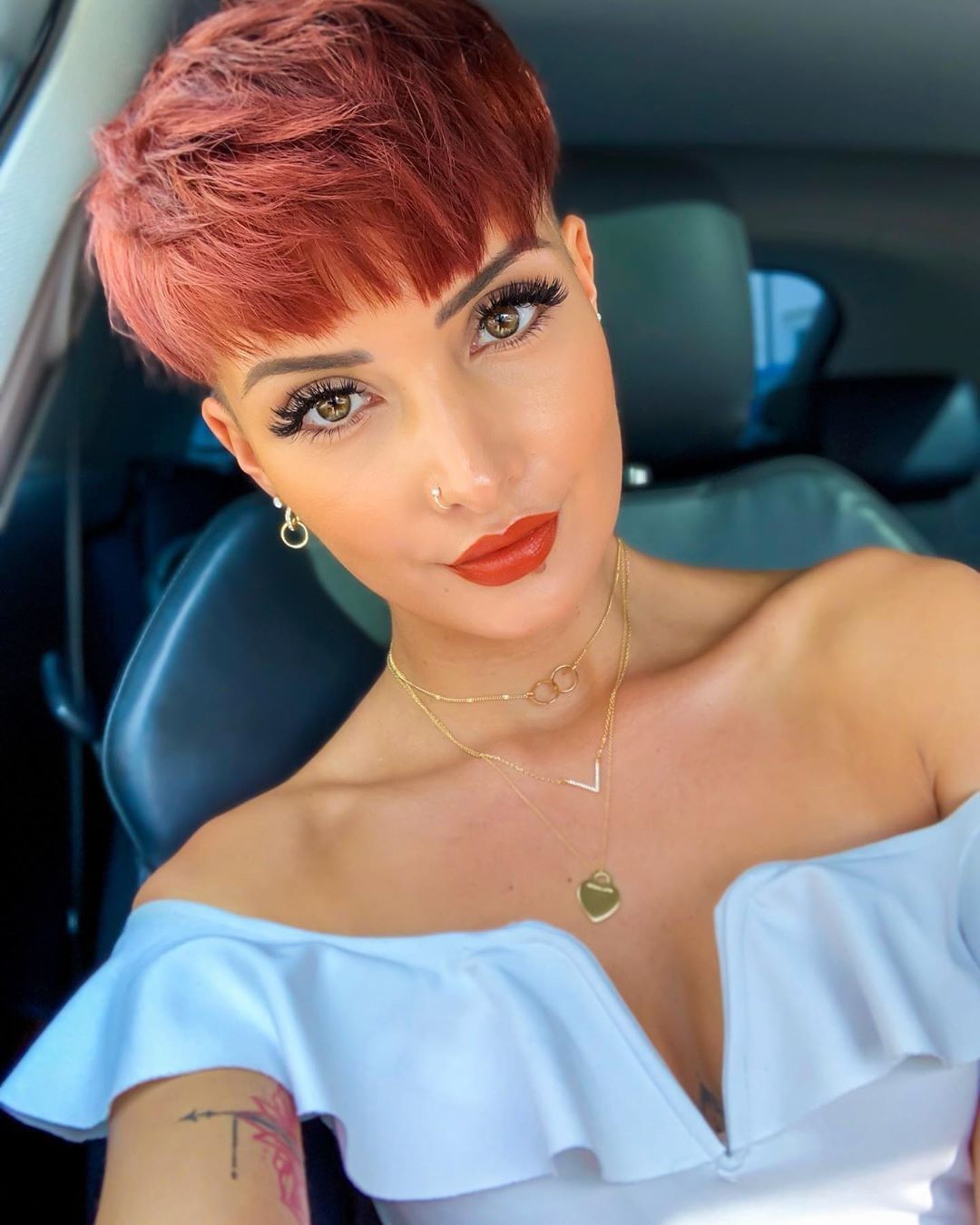 femme au bol rouge coupée pixie