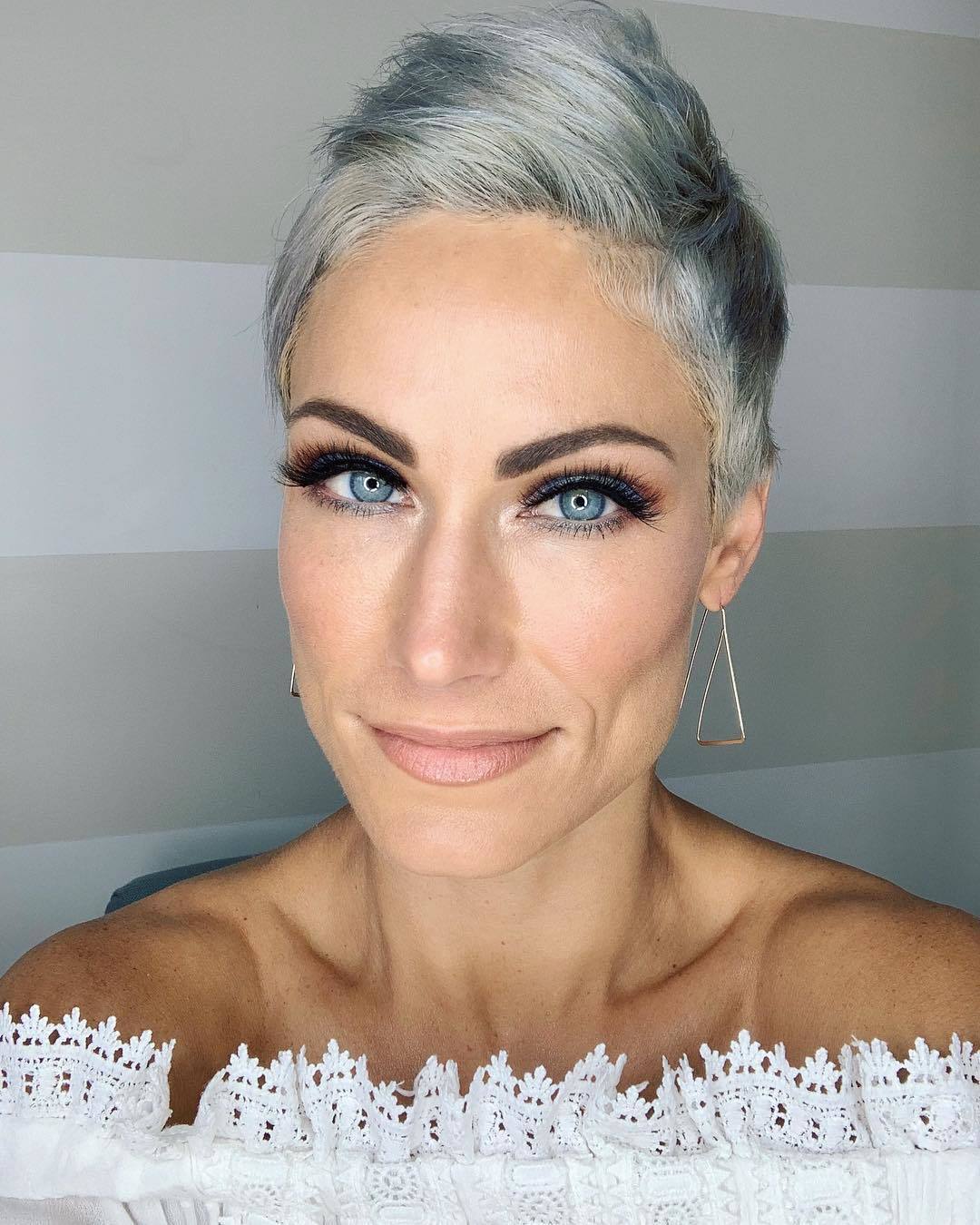 femme avec une courte coupe de lutin gris