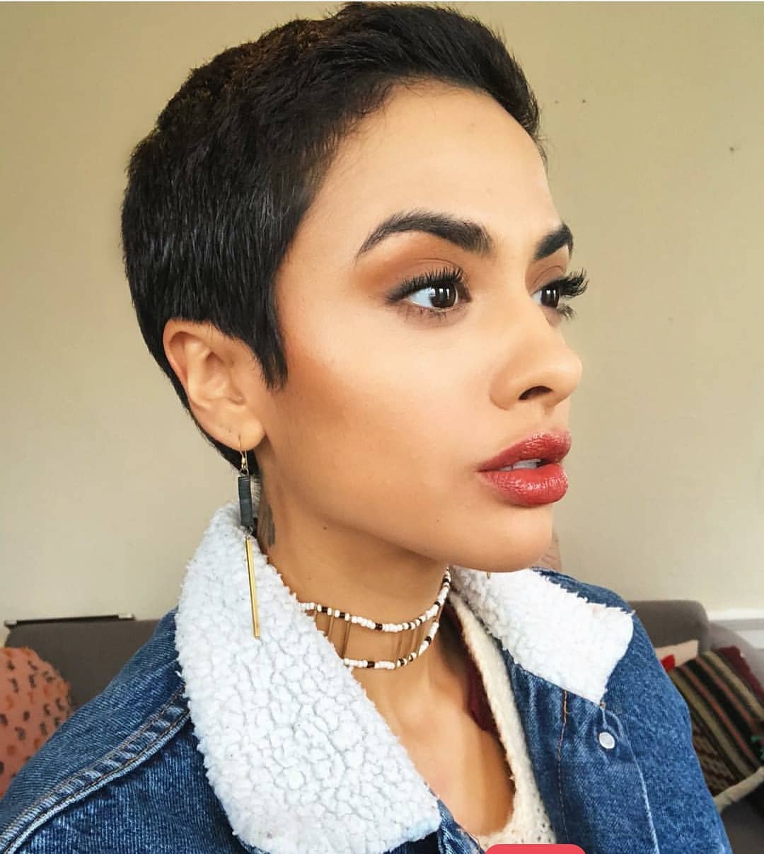 femme avec une coupe de lutin brune très courte