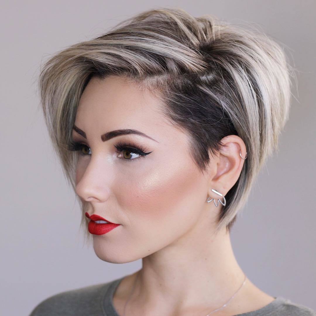 femme avec un lutin blond cendré coupé bob