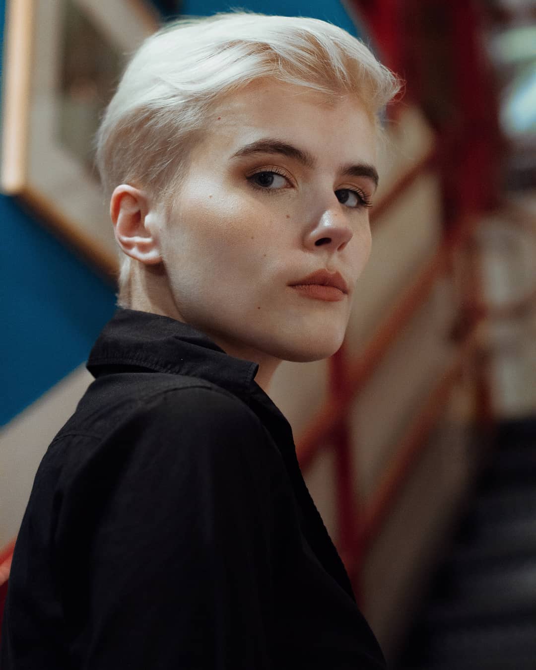 femme avec une coupe de lutin blonde