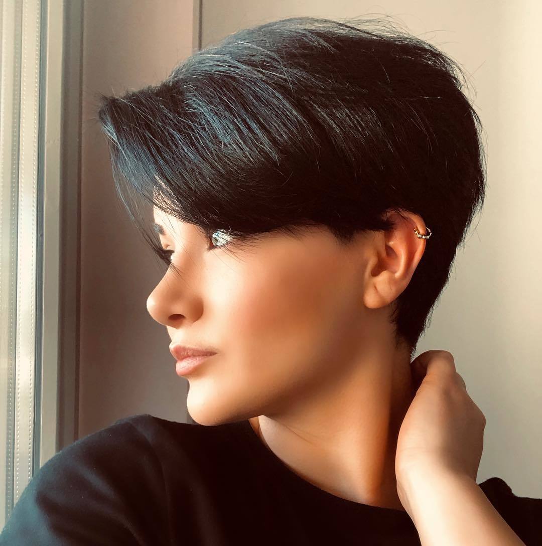 femme avec une coupe de lutin brune