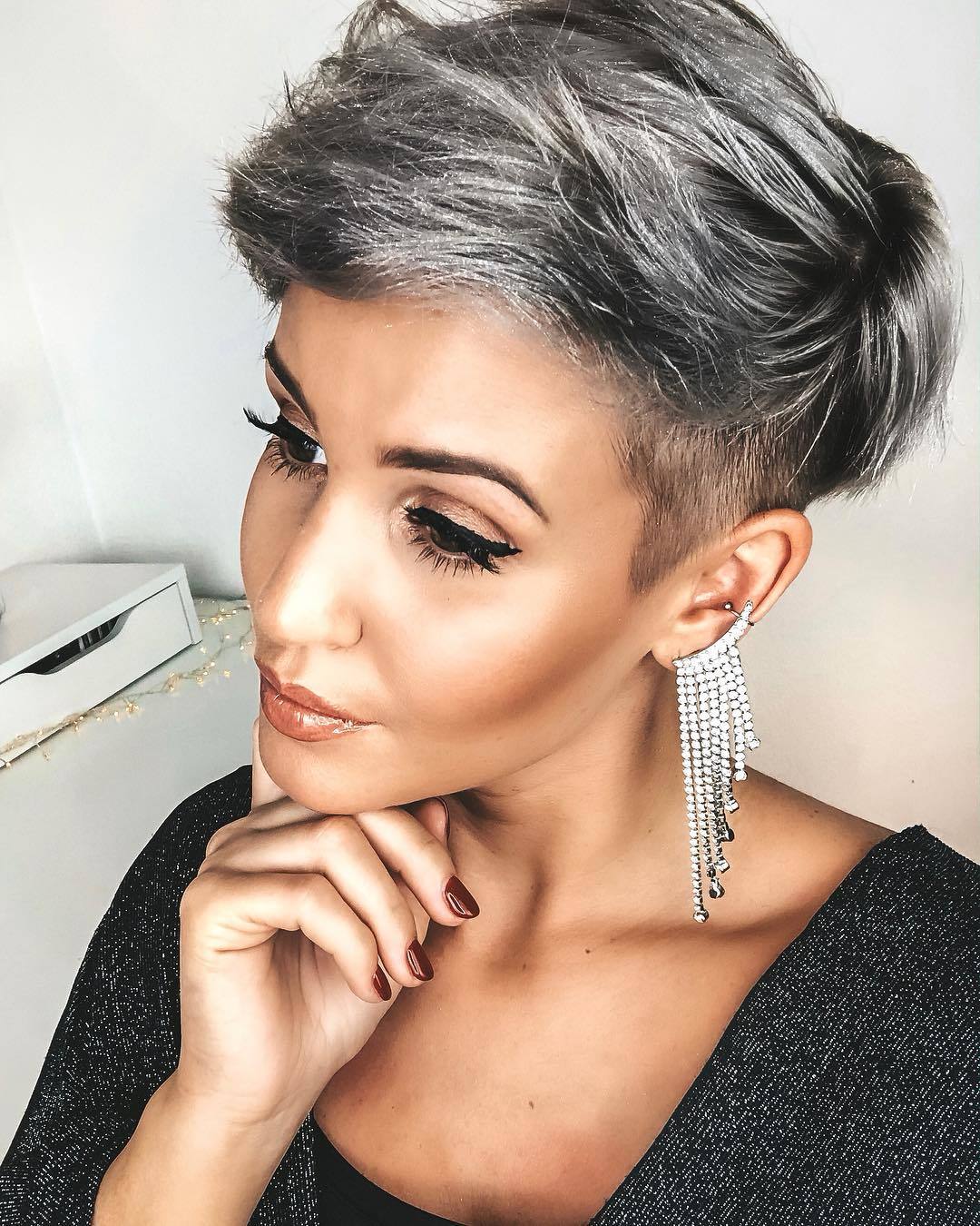 femme avec une coupe de lutin gris argenté