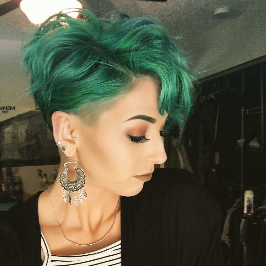 femme avec une coiffure de lutin vert