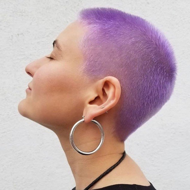 femme avec une coiffure de lutin violette à la coupe buzz