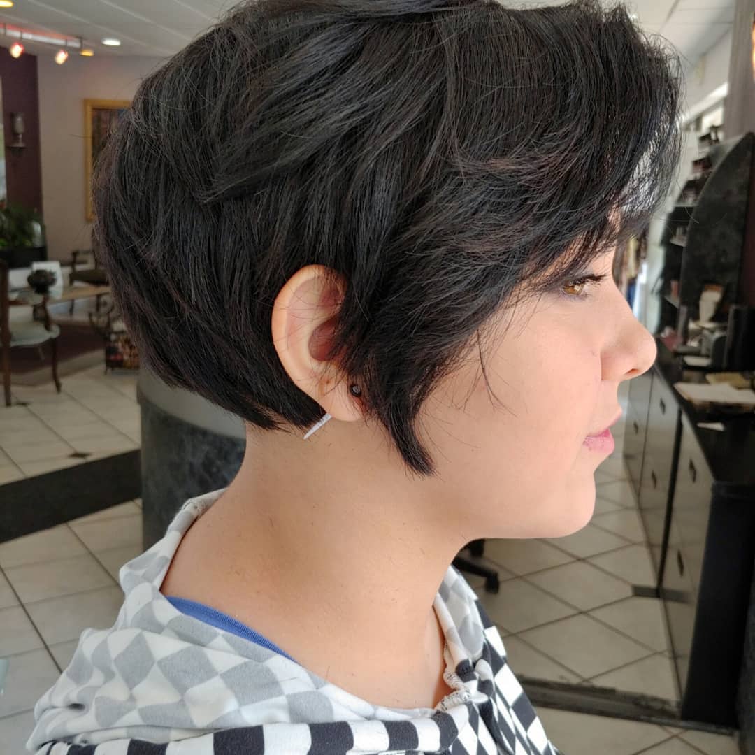 femme avec une coupe de lutin marron foncé