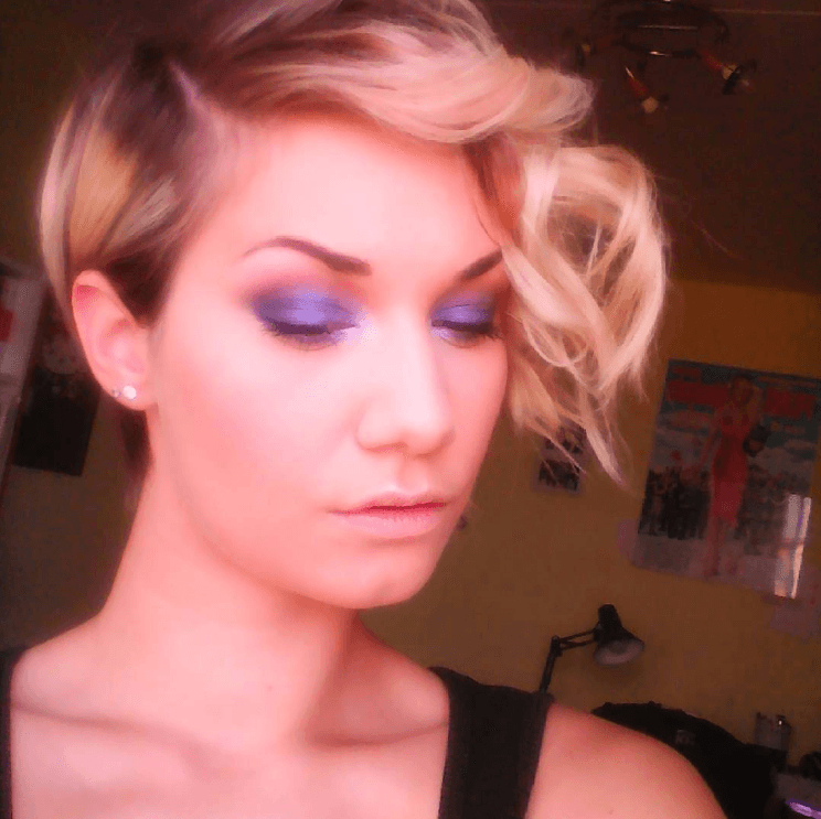 Femme au lutin asymétrique blond 