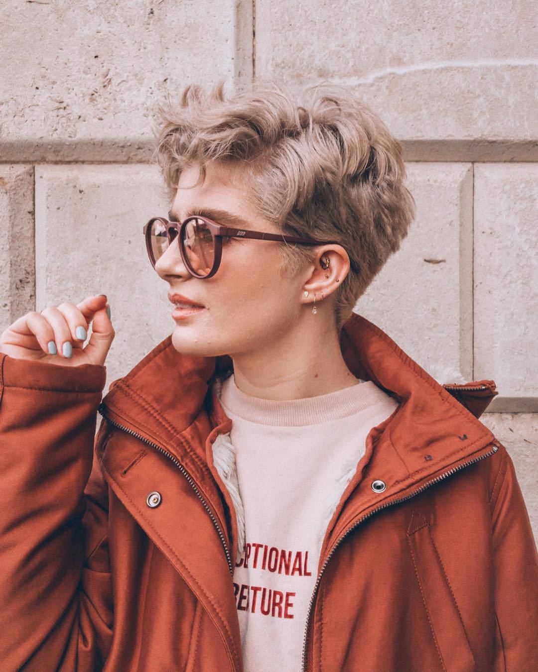 femme avec une coupe de fée blonde cendrée