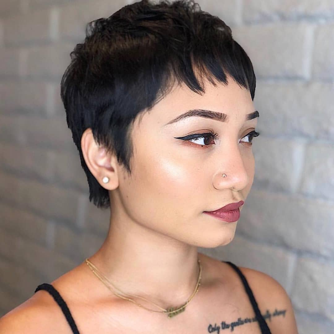 femme avec une coupe de lutin à la texture sombre