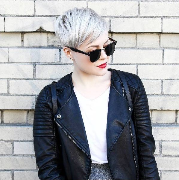 femme avec une coupe courte de lutin blond 