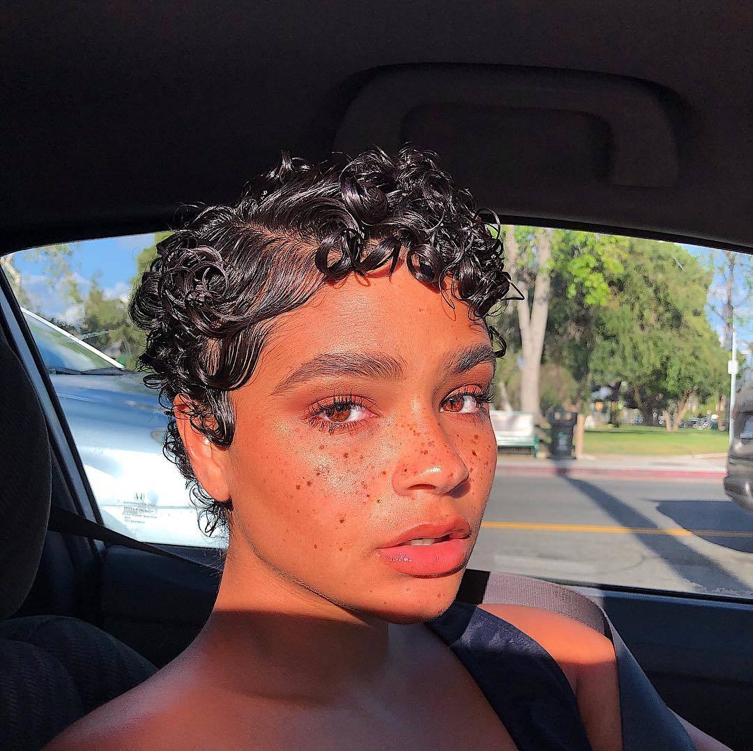 femme avec un lutin court brun foncé naturel