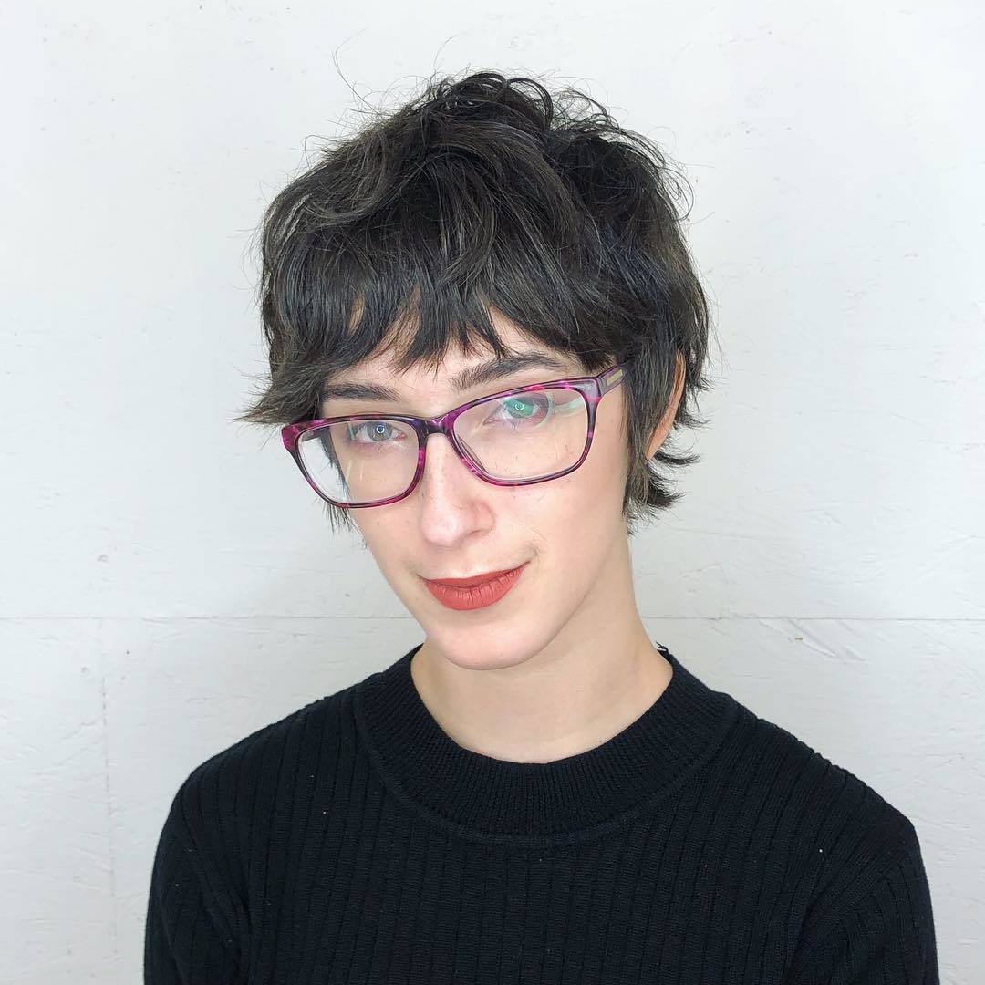 femme avec une coupe de lutin hirsute brun foncé