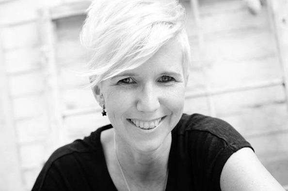 image en noir et blanc de femmes avec une coupe de lutin blond 