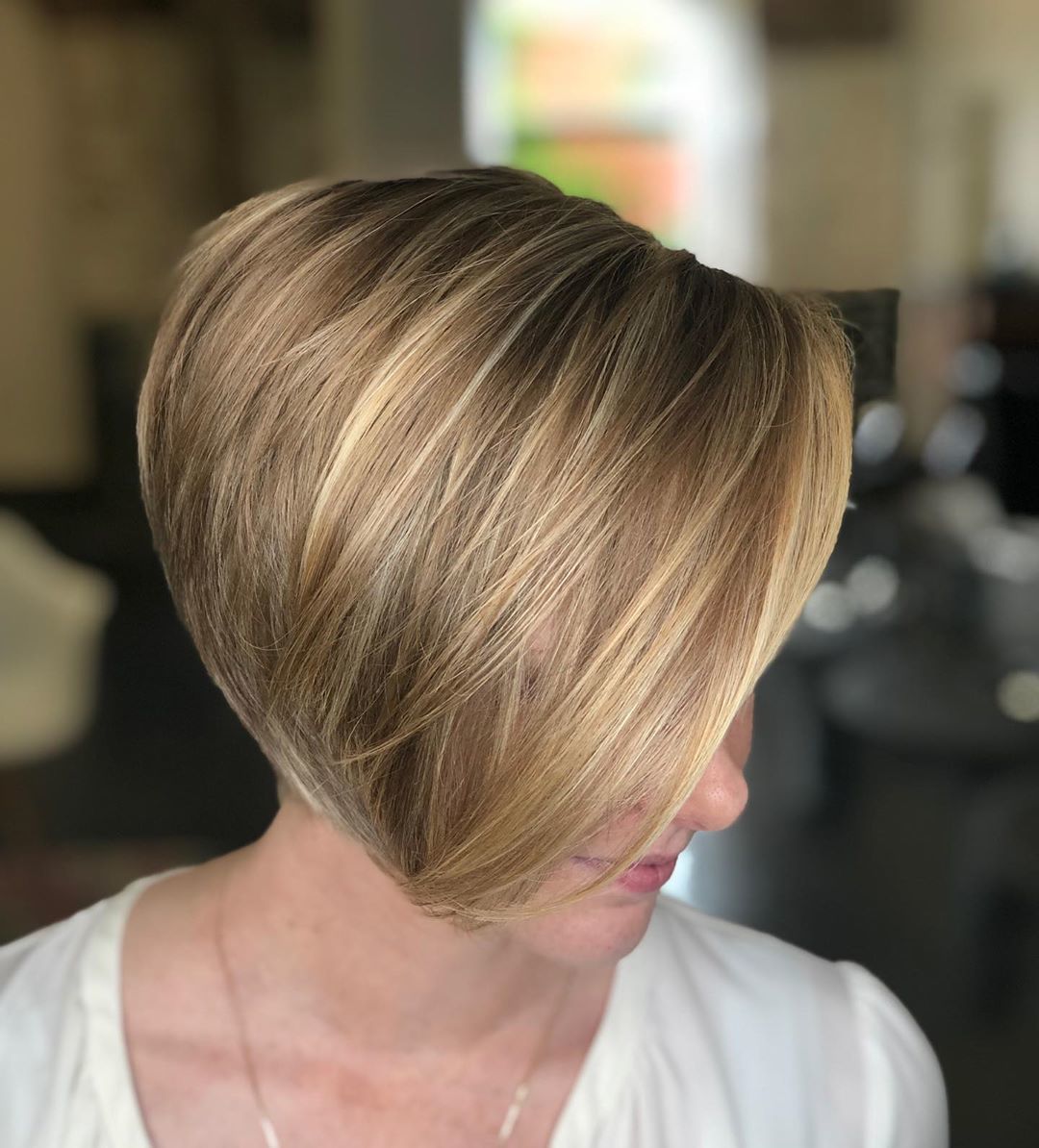 femme avec une coupe de lutin blonde foncée