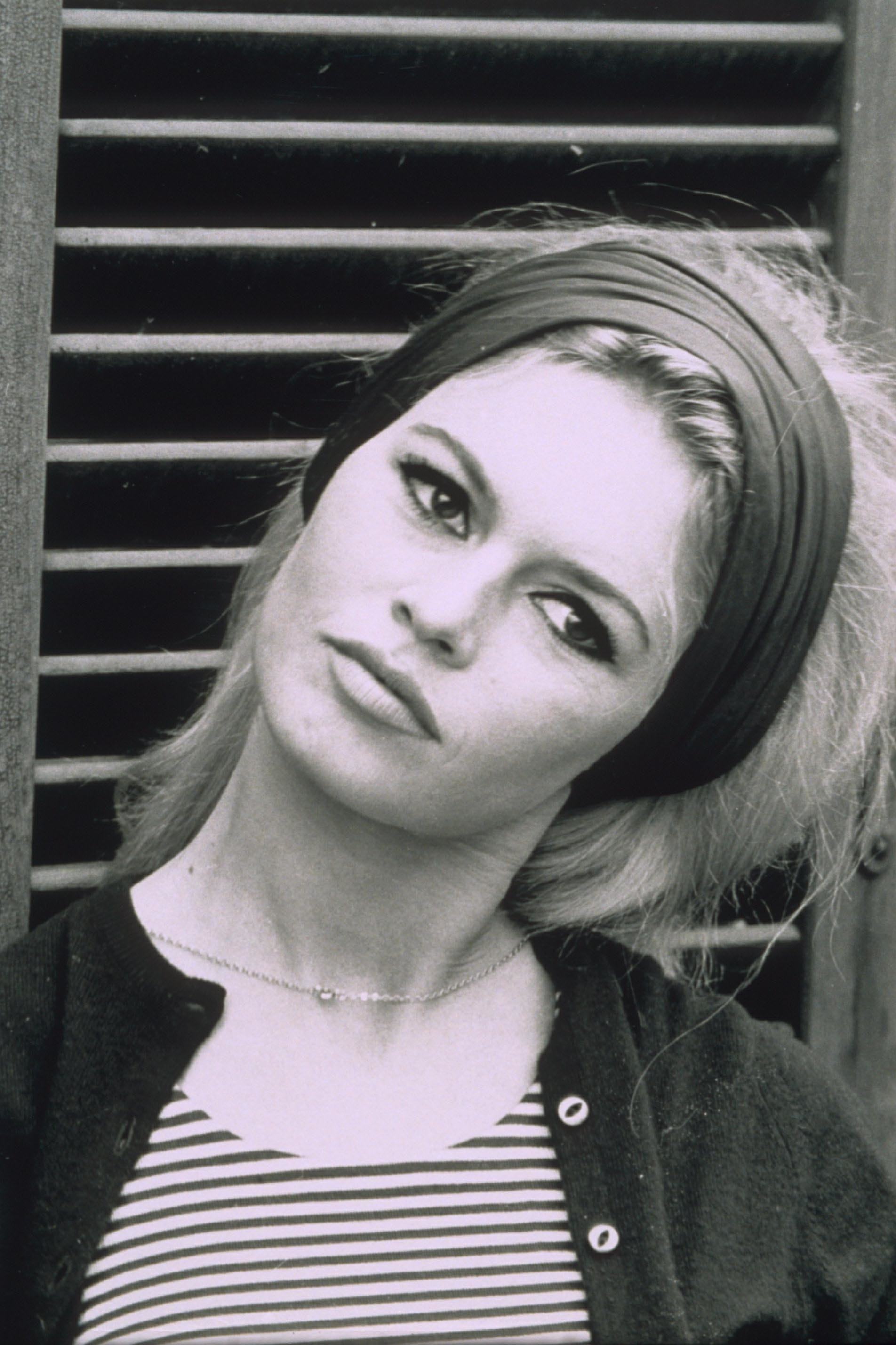 Brigitte Bardot, icône des années 60, aux cheveux blonds et au large bandeau