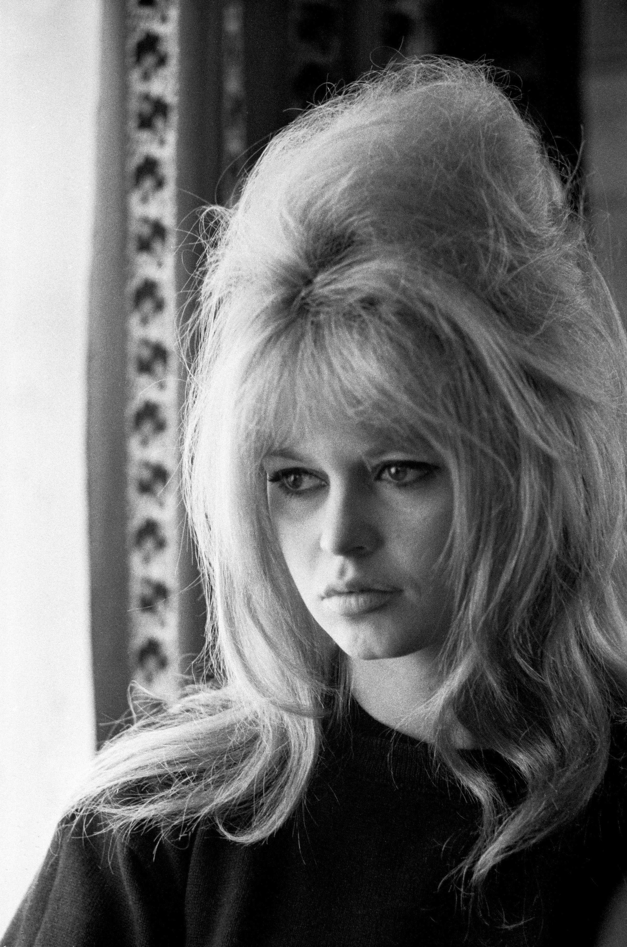 brigitte bardot, actrice française des années 60, avec ses cheveux blonds dans une ruche