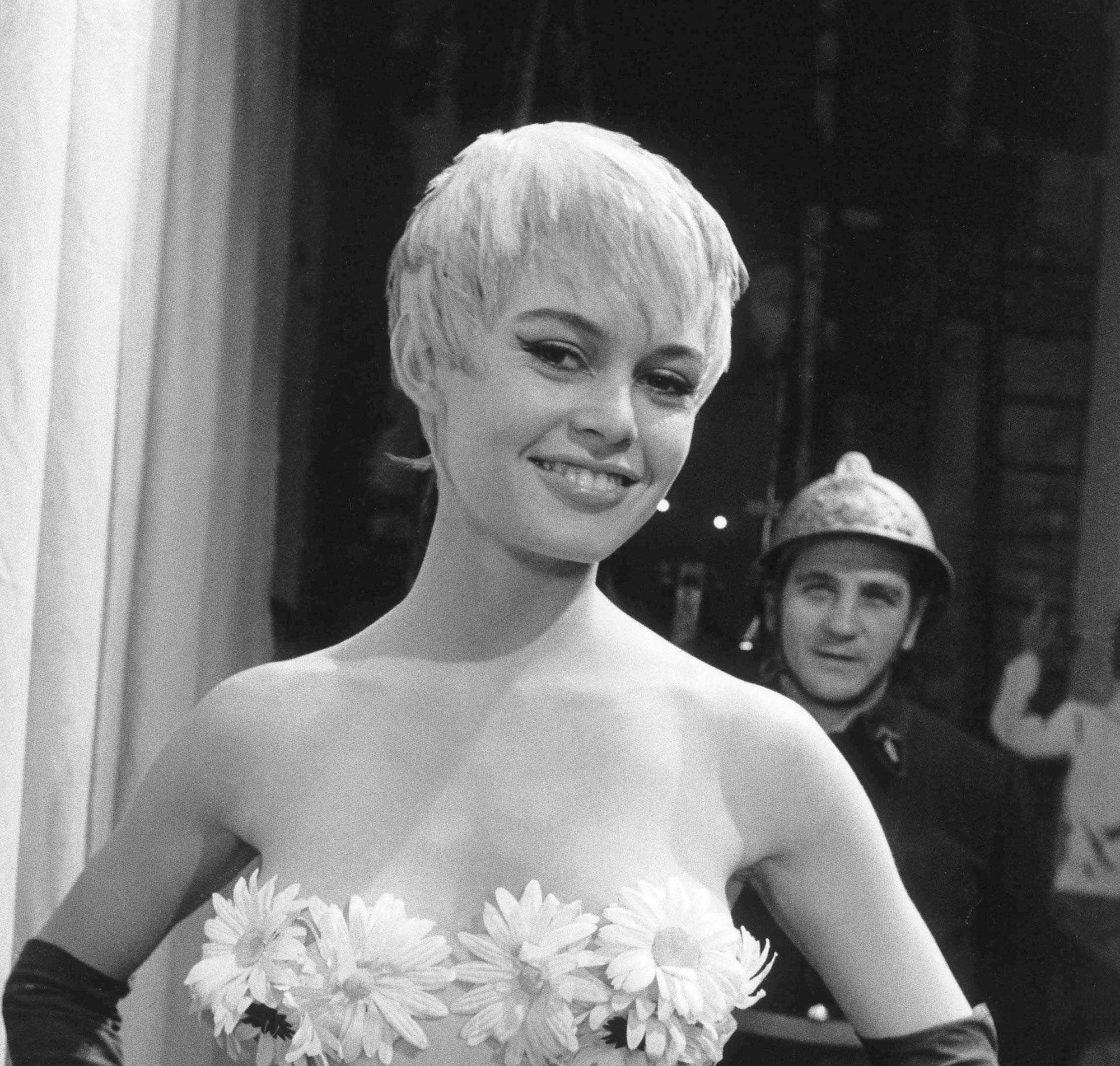l'actrice française brigitte bardot avec une coupe de lutin blond