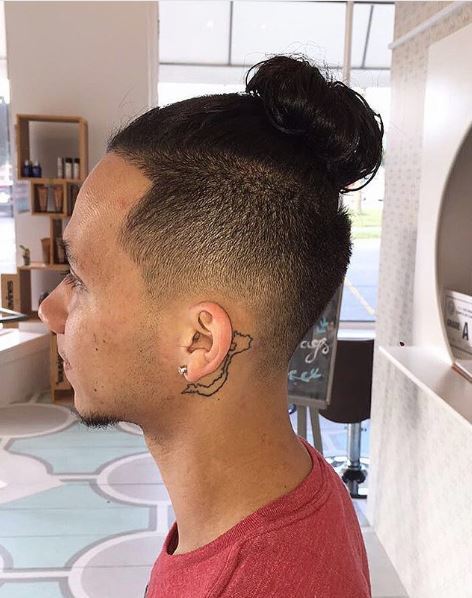 Homme avec une coiffure en chignon