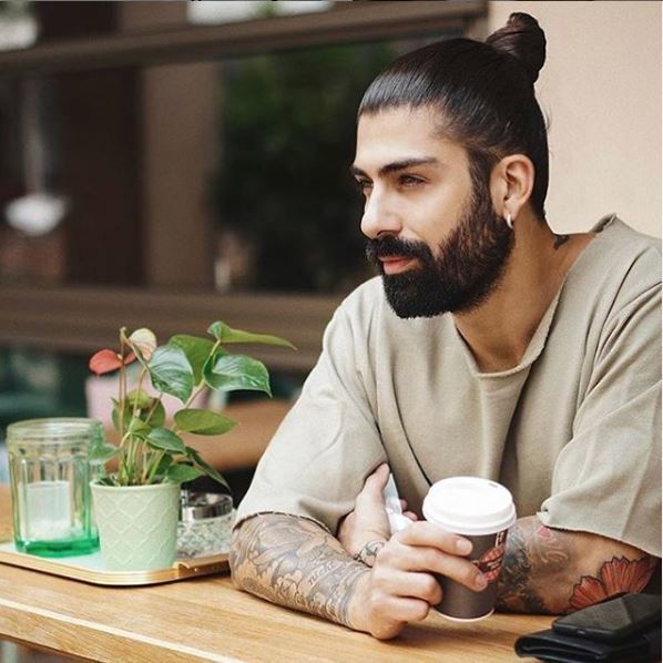 Homme aux cheveux brun foncé en 