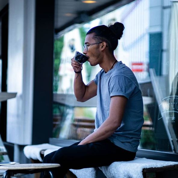 Homme asiatique aux cheveux longs dans un chignon