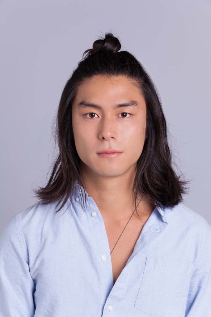 Un homme asiatique, un petit pain : Modèle masculin asiatique aux cheveux longs aux épaules avec le dernier chignon d'homme à mi-hauteur