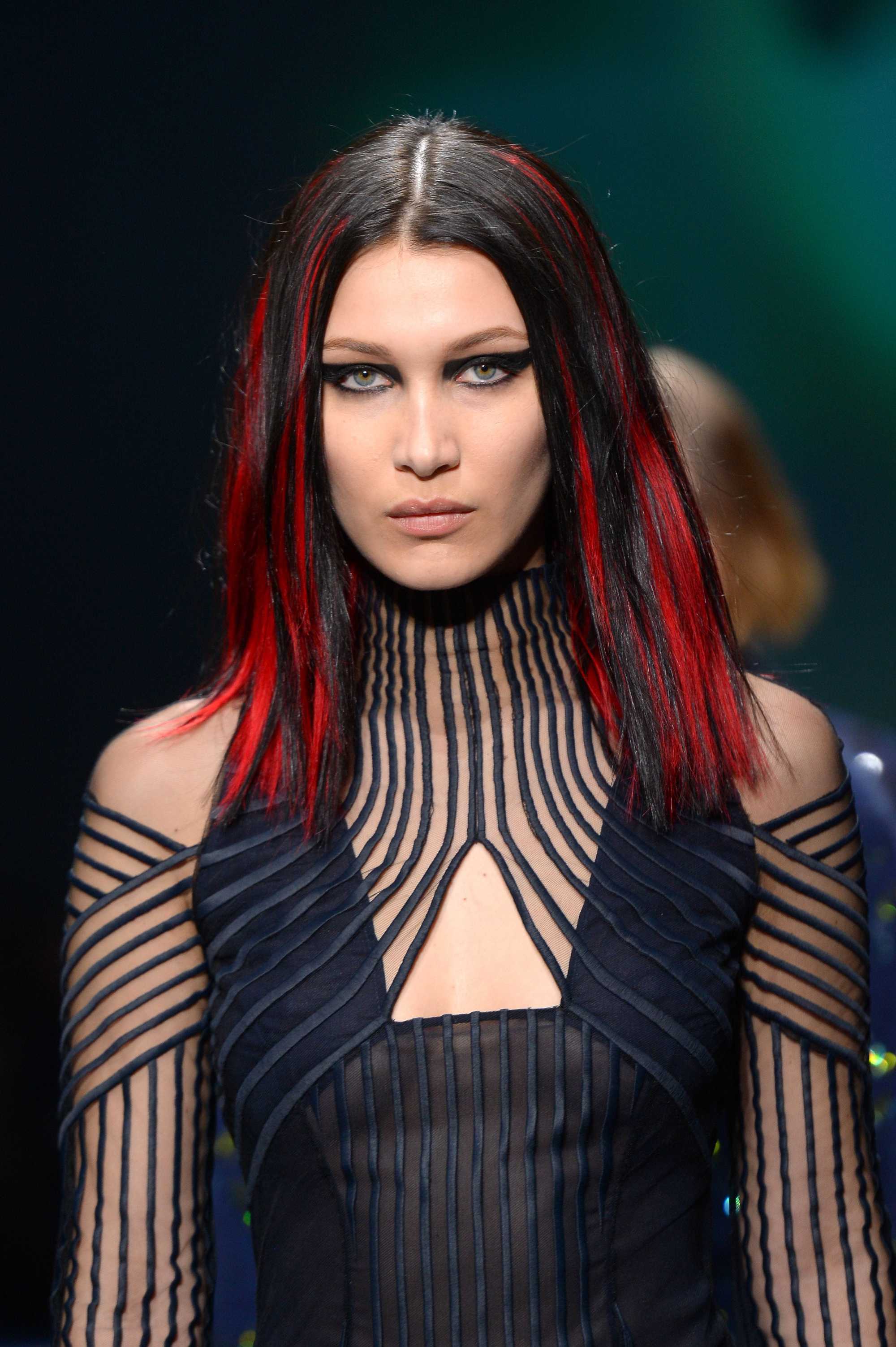 bella a eu des mèches rouges sur la piste d'atterrissage, cheveux de longueur moyenne