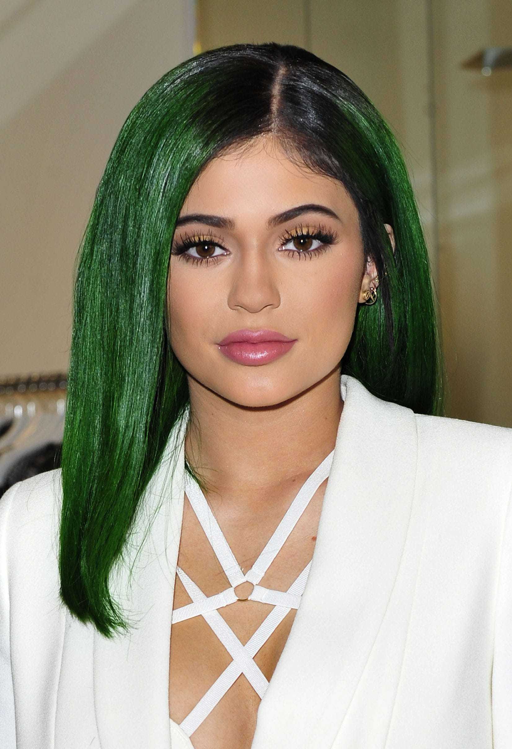 kylie jenner verte cheveux droits de longueur moyenne
