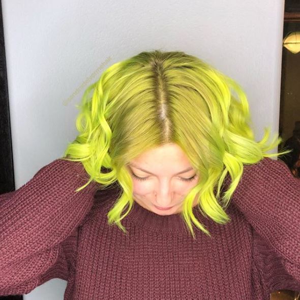 femme avec des cheveux ondulés de longueur bo jaune vert 