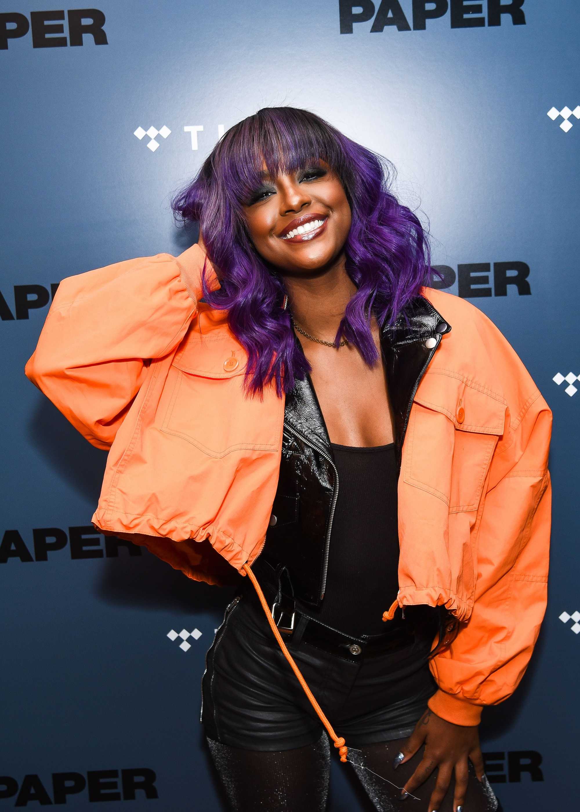 Justine Skye violet cheveux ondulés de longueur moyenne avec frange 