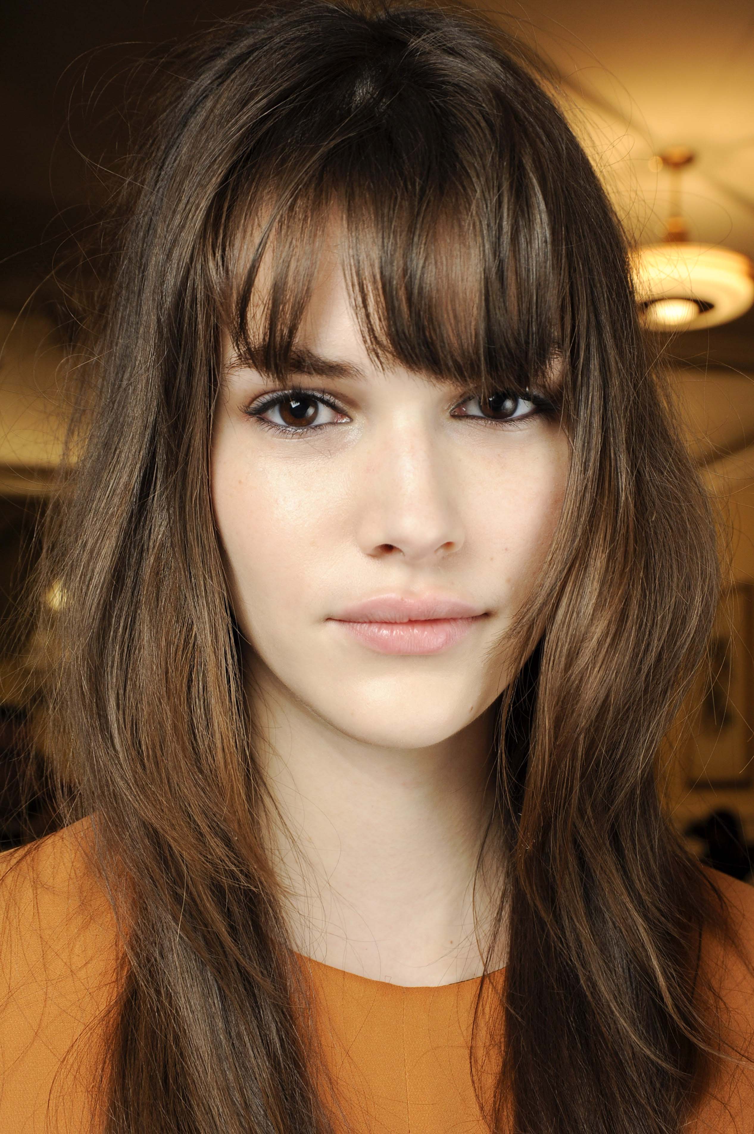coupe de cheveux longue et dégradée sur cheveux bruns avec frange
