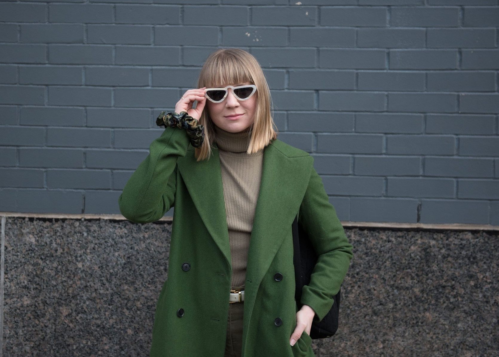 Femme avec un carré blond coupé court avec une frange.