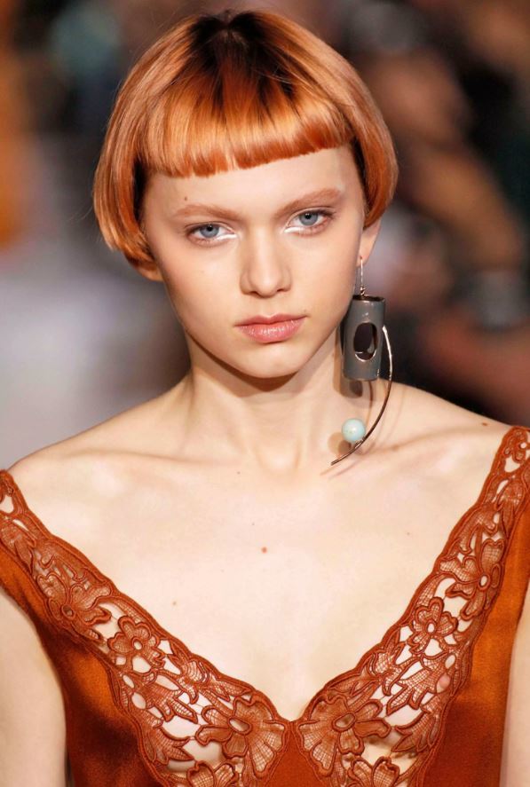 cheveux blond fraise - micro frange - cheveux courts - défilé de mode