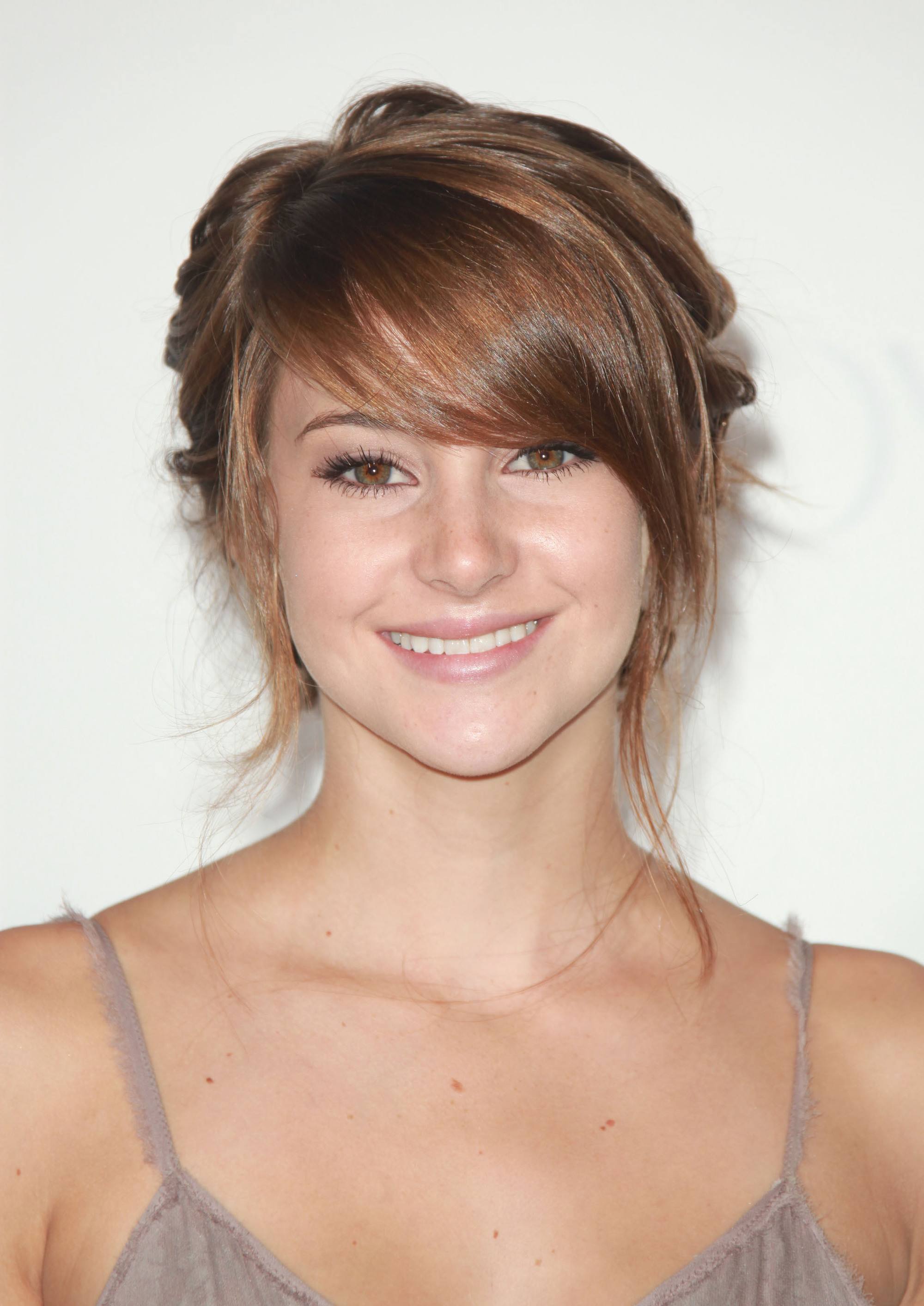 l'actrice shailene woodley avec une frange brune souple et un chignon relevé