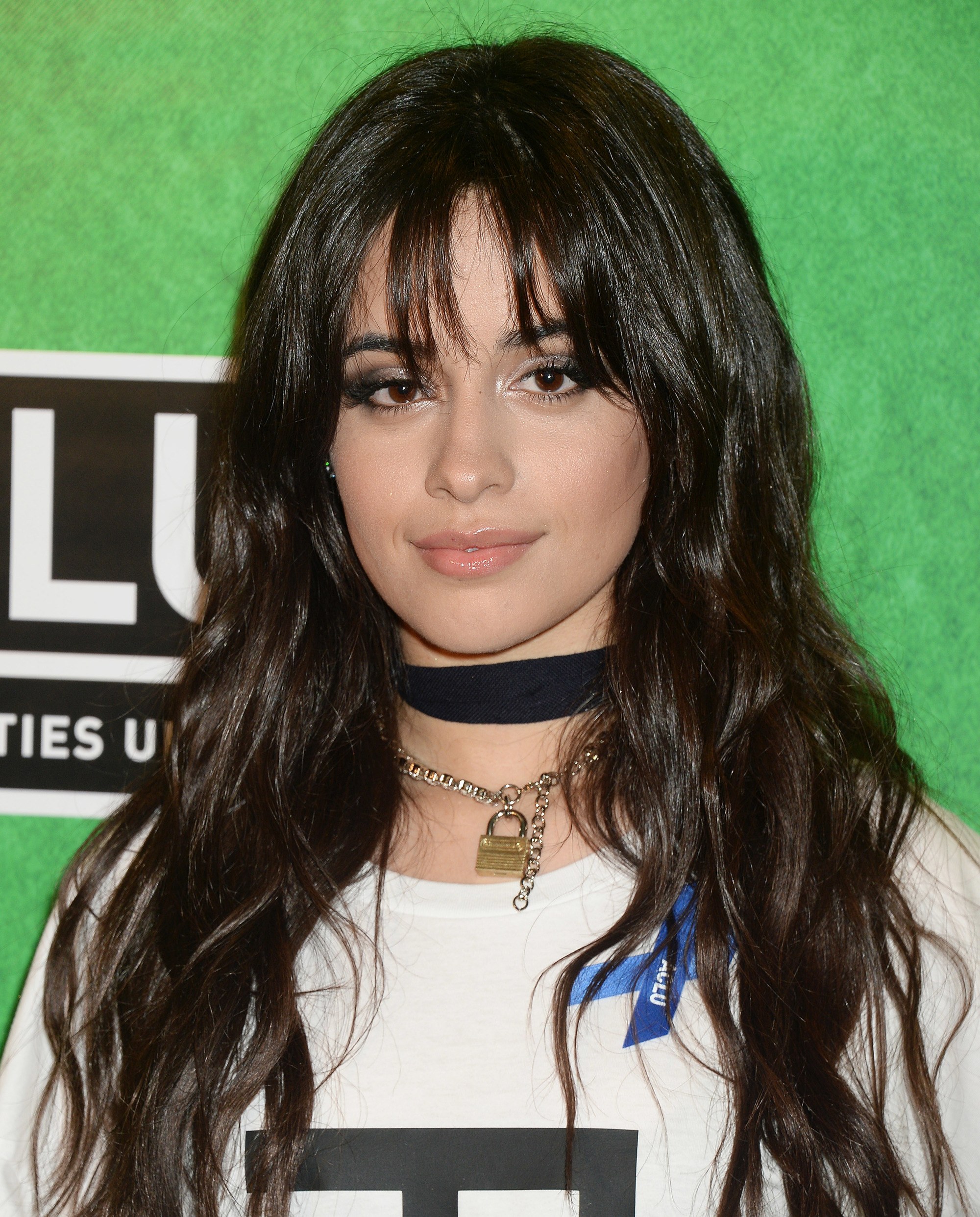 la chanteuse camila cabello avec de longs cheveux bruns foncés et une frange adulte