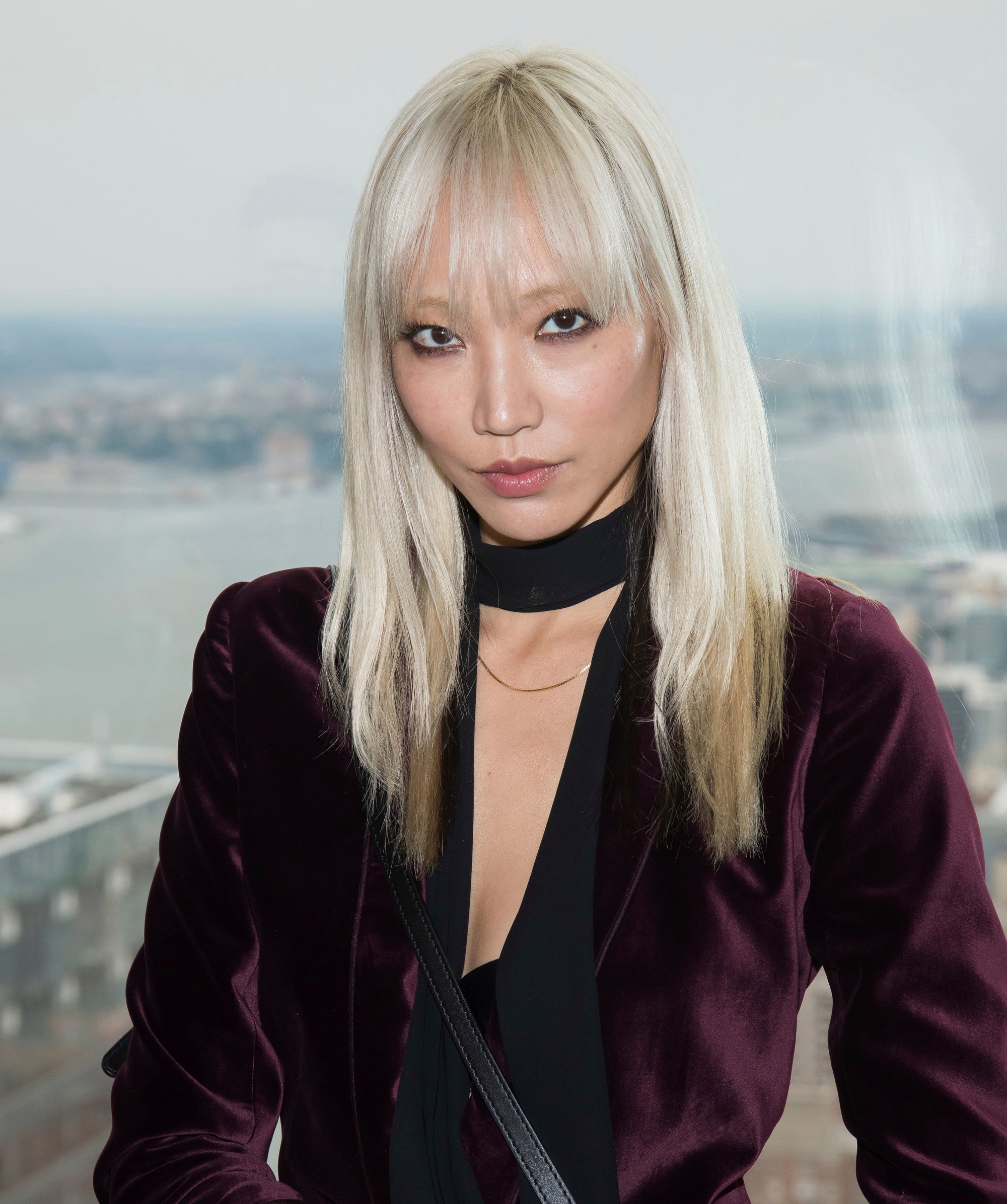 Soo Joo Park avec des cheveux blonds décolorés et raides avec une frange