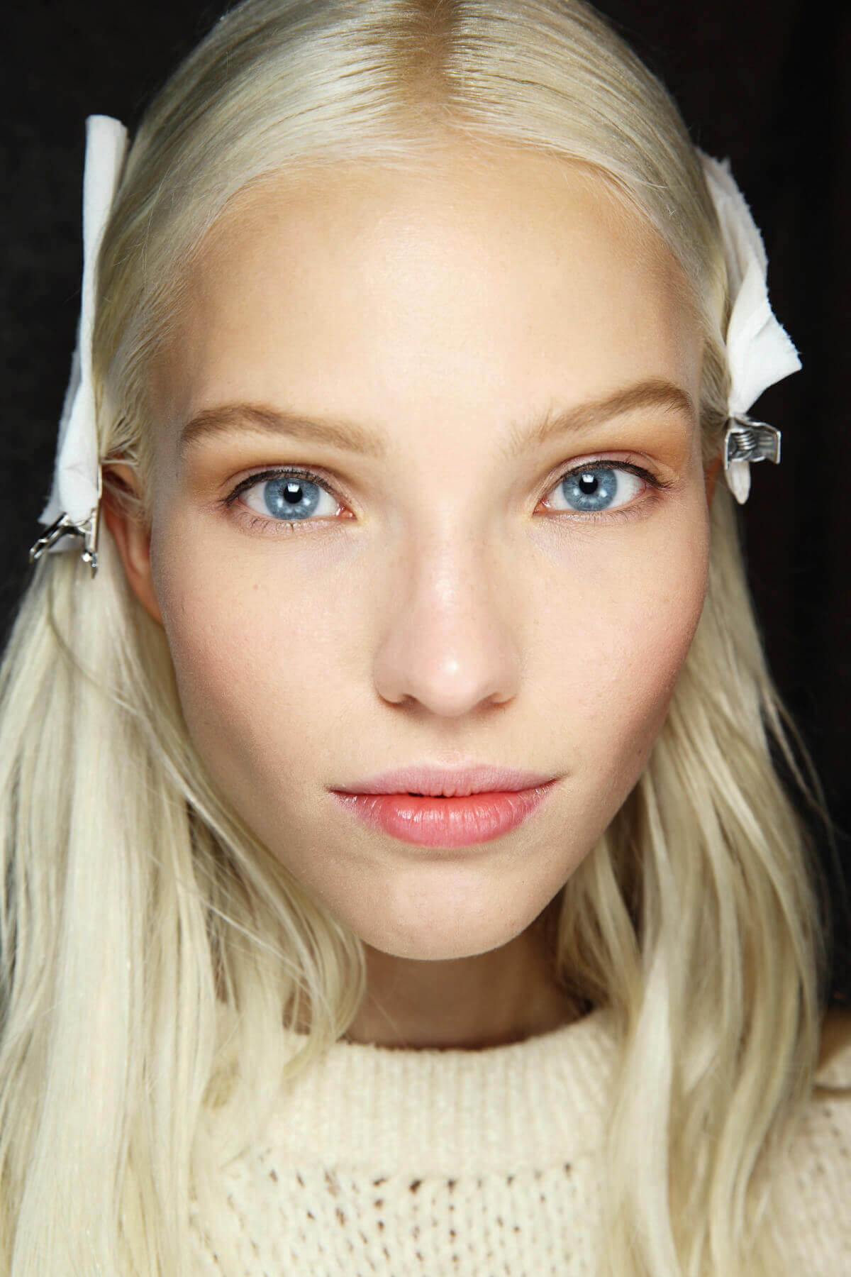 Nuances de cheveux blonds : Femme aux cheveux blonds blancs raides portant des pinces à cheveux.