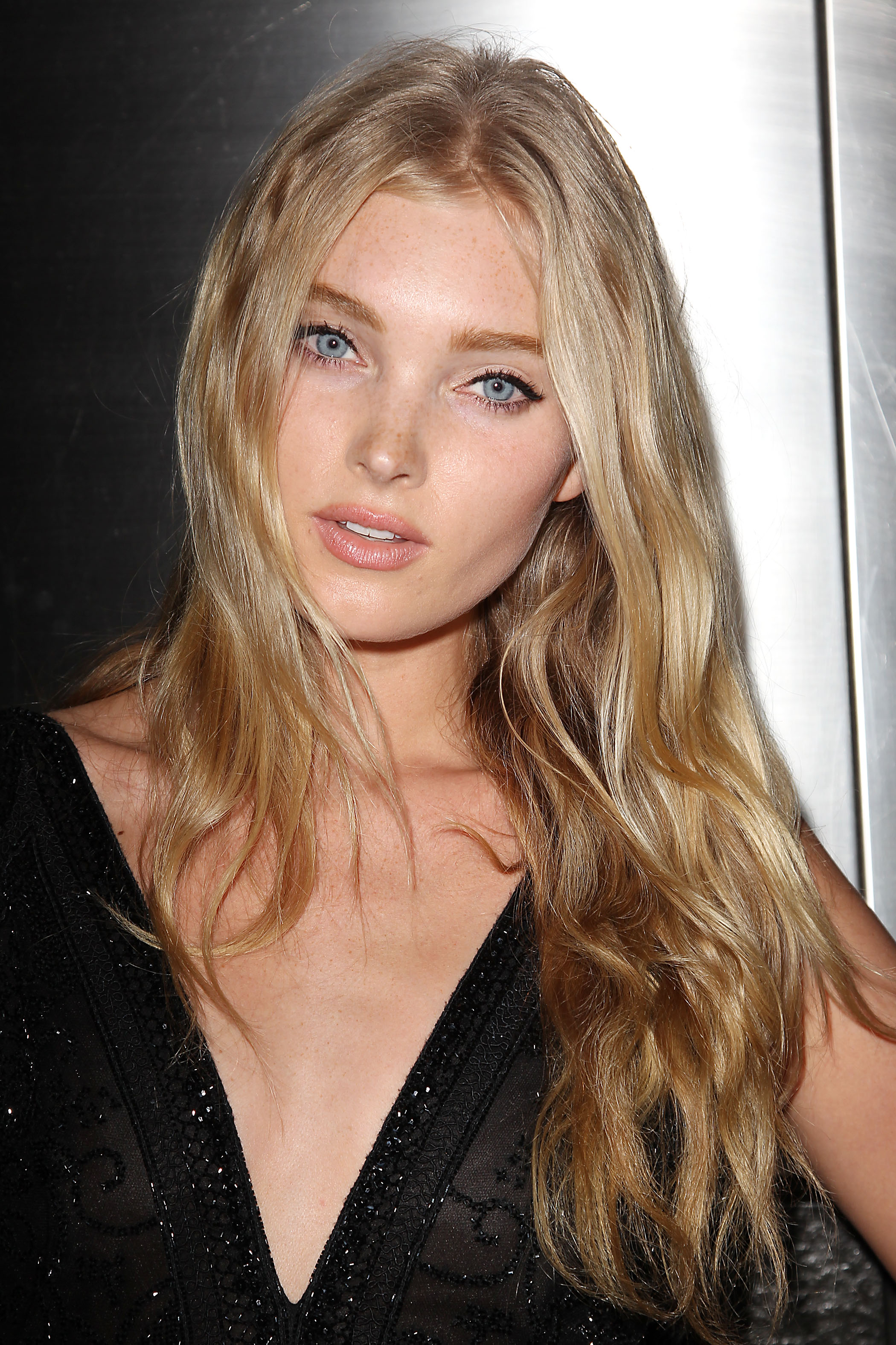 Elsa Hosk avec de longs cheveux blonds naturels ondulés