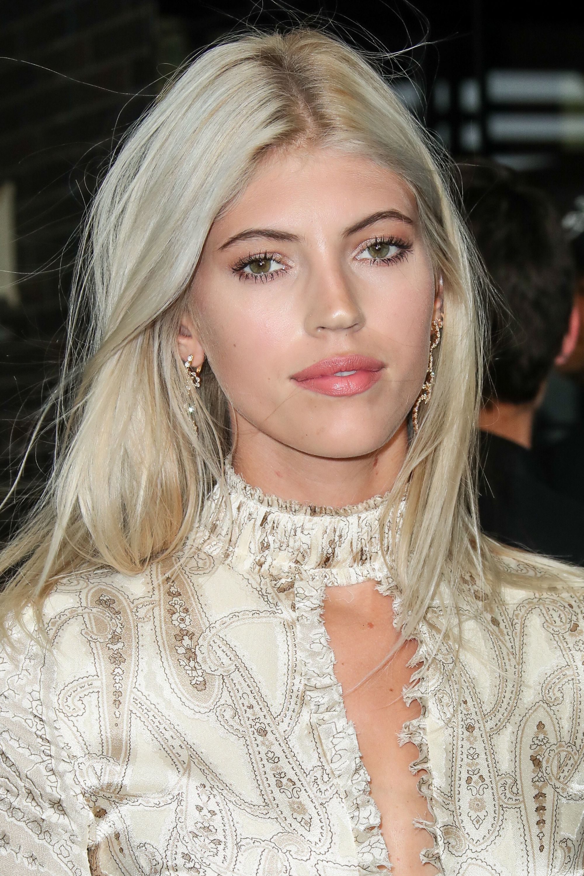 Devon Windsor avec un bébé blond aux cheveux raides