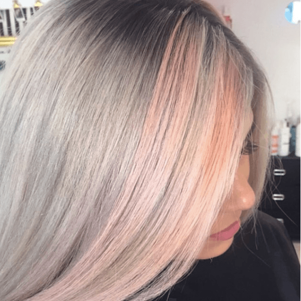 Nuances de cheveux blonds : Femme aux cheveux gris et rose pastel.