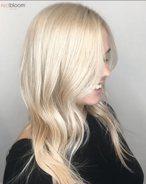 vue de côté d'une femme aux cheveux blond platine doré 