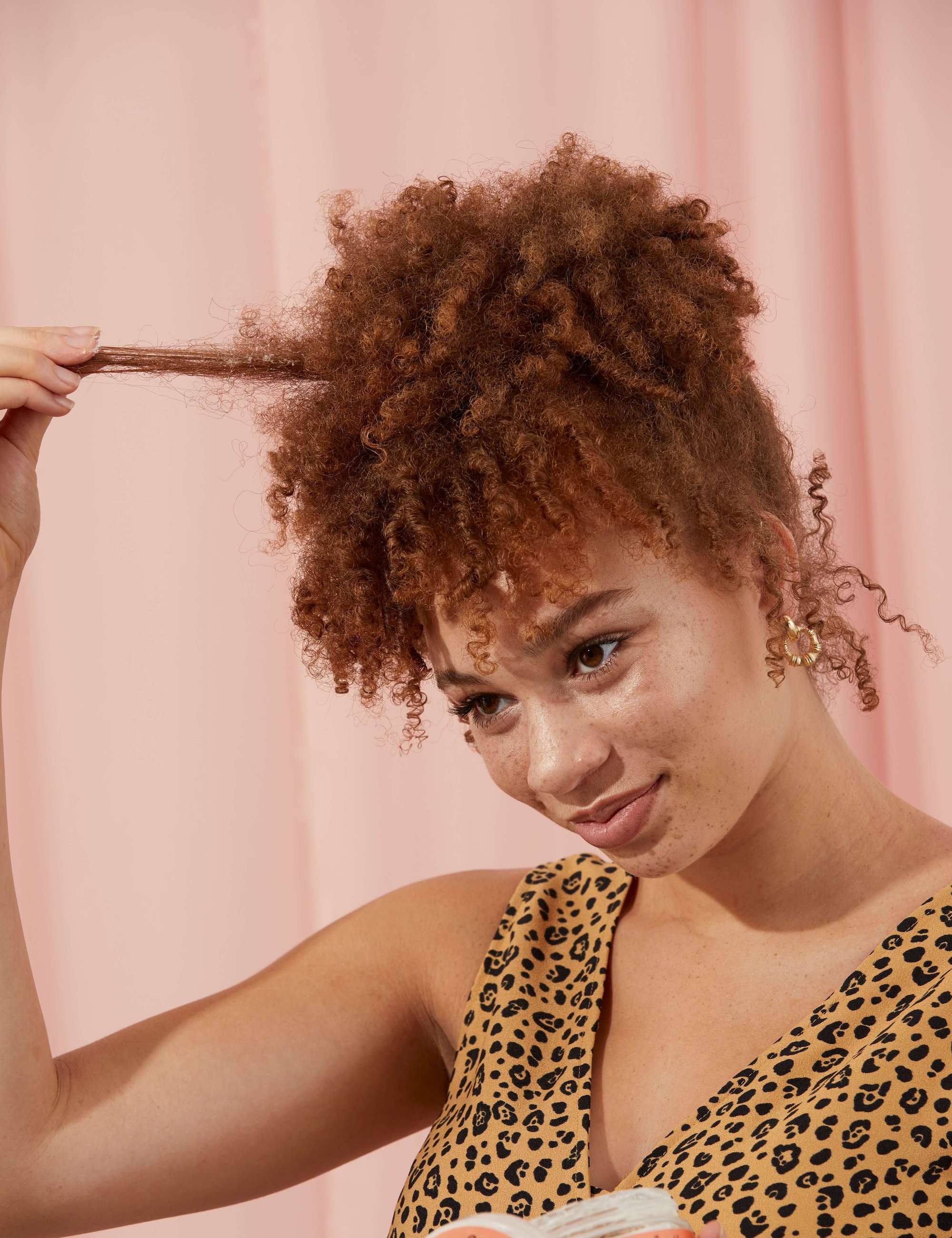 Femme aux cheveux de type 4a coiffée à l'ananas