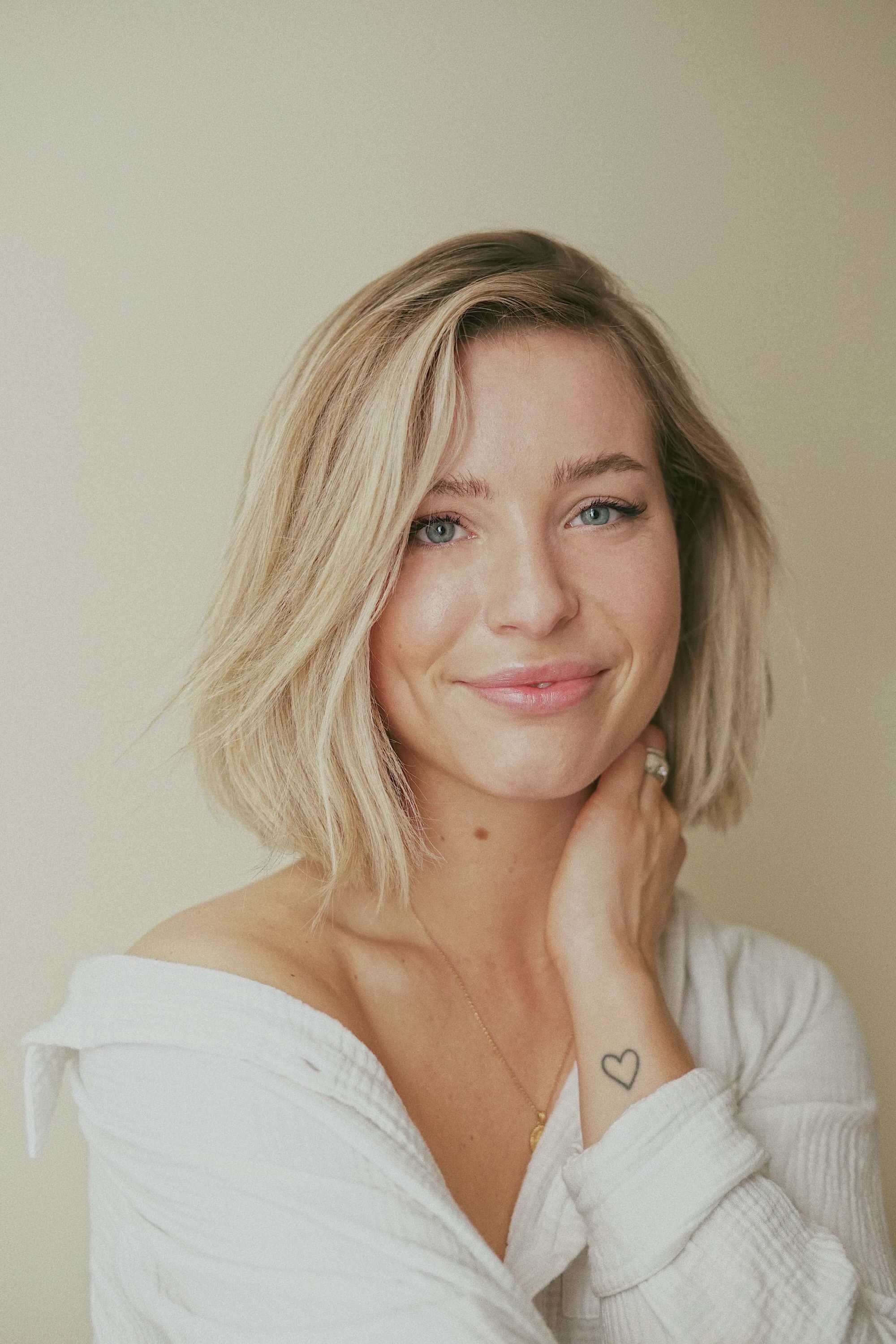 Femme aux cheveux courts blonds, souriante